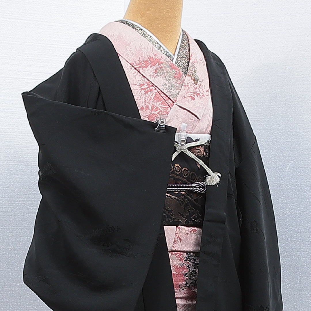 黒羽織 袷 身丈81cm 裄丈63cm 正絹 Sランク 一つ紋 (丸に橘) セミフォーマル Sサイズ 織り出し 紐あり 抽象柄 黒系 RP 1233-16846