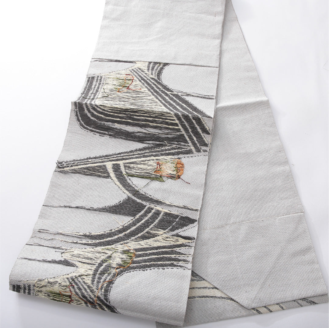 八寸名古屋帯(紬) 帯丈351cm カジュアル 松葉仕立て 六通 Cランク 正絹 創作柄 グレー系 1224-03901