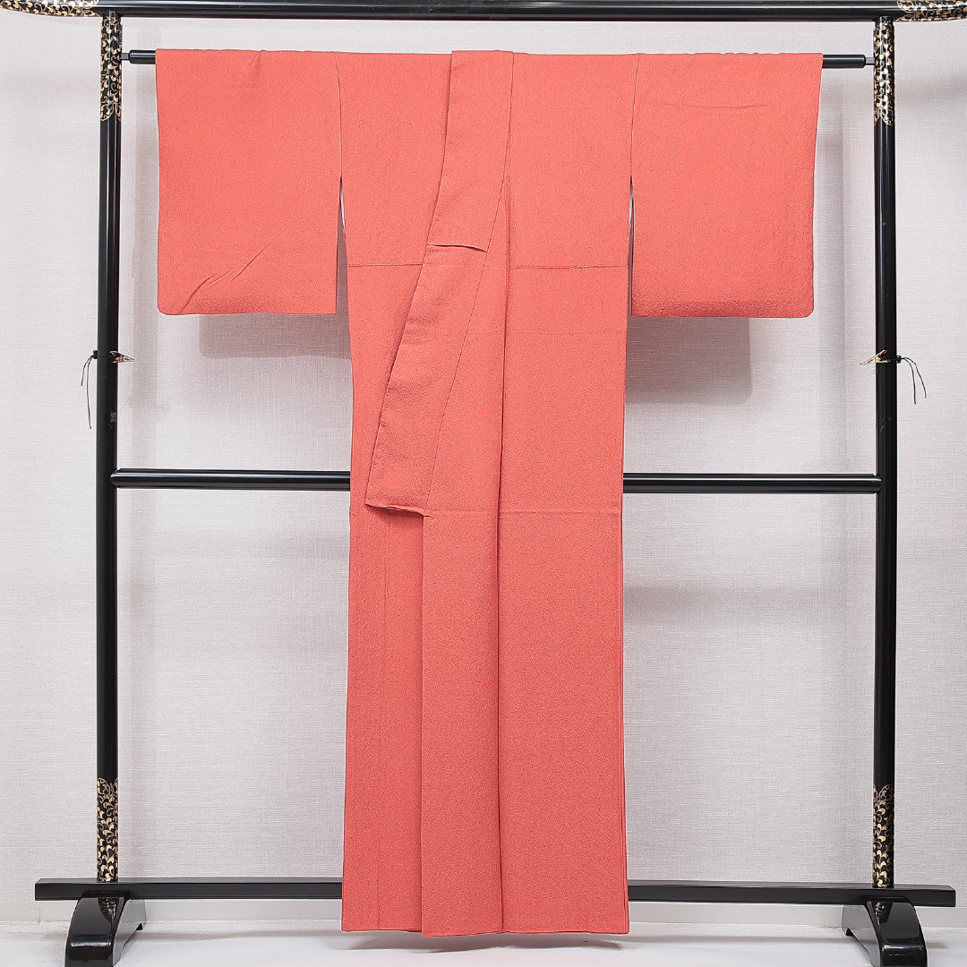 色無地 袷 身丈159cm 裄丈65cm 正絹 Sランク Mサイズ 広衿 一つ紋(丸に桔梗) セミフォーマル 紋意匠 創作柄 織り出し 赤系 朱系 1214-15653