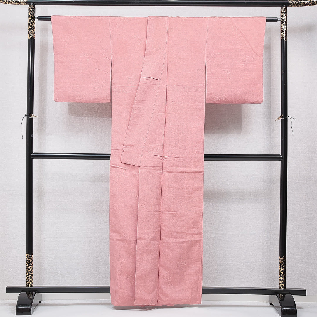 色無地 袷 身丈160cm 裄丈62cm 正絹 Cランク 一つ紋 (揚羽蝶) 紋意匠 (創作柄) セミフォーマル 広衿 Lサイズ 織り出し ピンク系 HP 1219-15598
