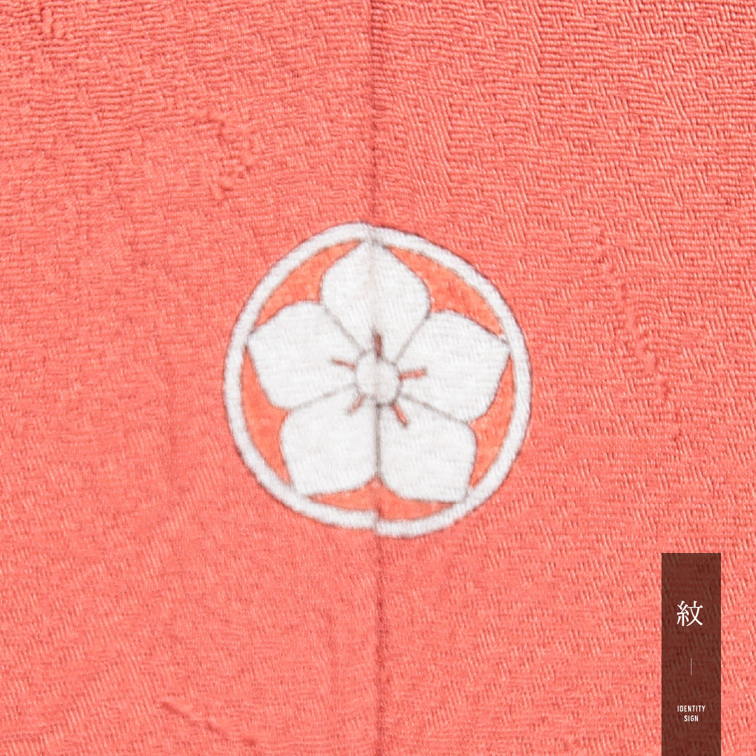 色無地 袷 身丈159cm 裄丈65cm 正絹 Sランク Mサイズ 広衿 一つ紋(丸に桔梗) セミフォーマル 紋意匠 創作柄 織り出し 赤系 朱系 1214-15653