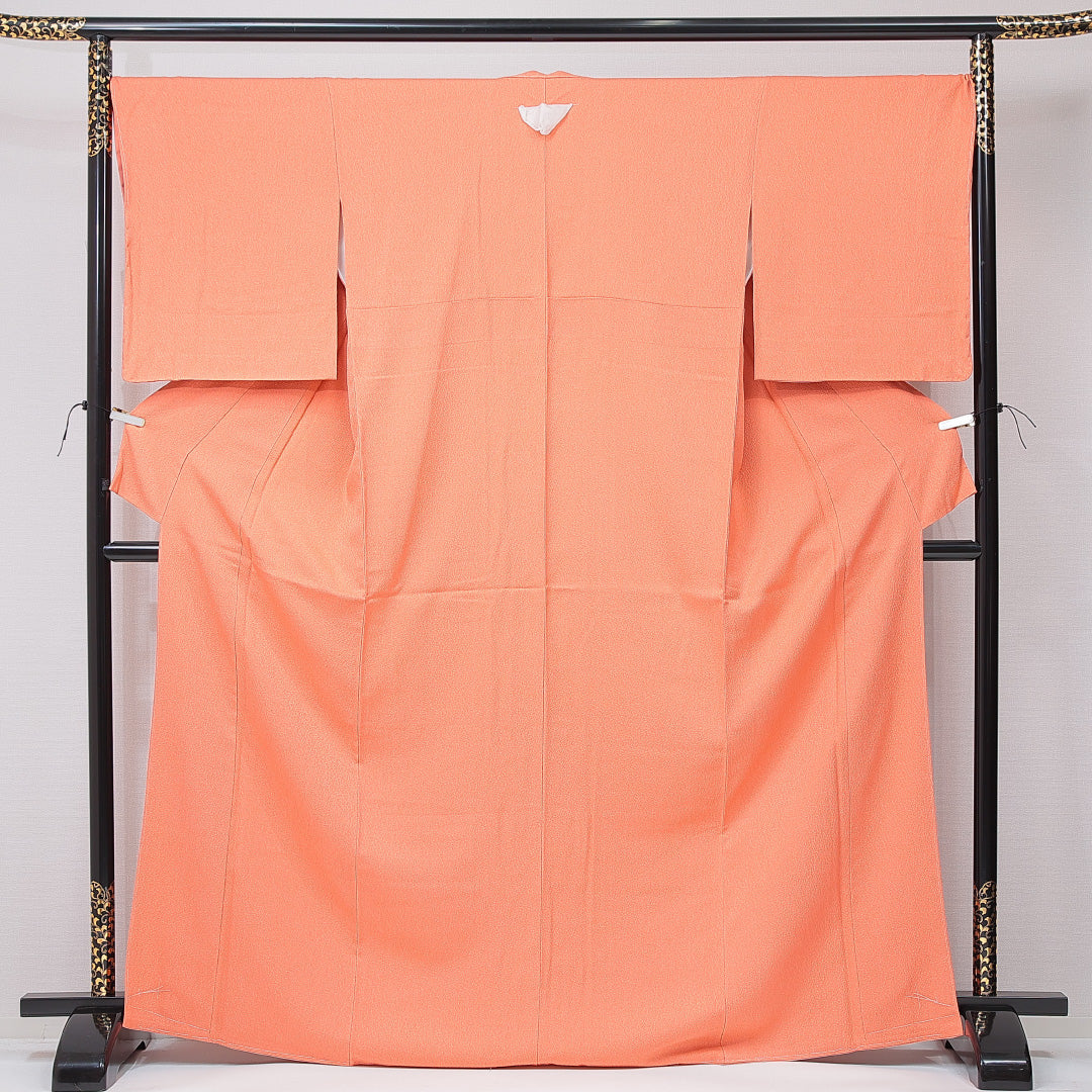 新古品 色無地 袷 身丈169cm 裄丈67cm 正絹 Nランク XLサイズ 広衿 一つ紋(丸に上がり藤) セミフォーマル 無地 作家物 落款 証紙 しつけ糸 朱系 ピンク系 1214-15113