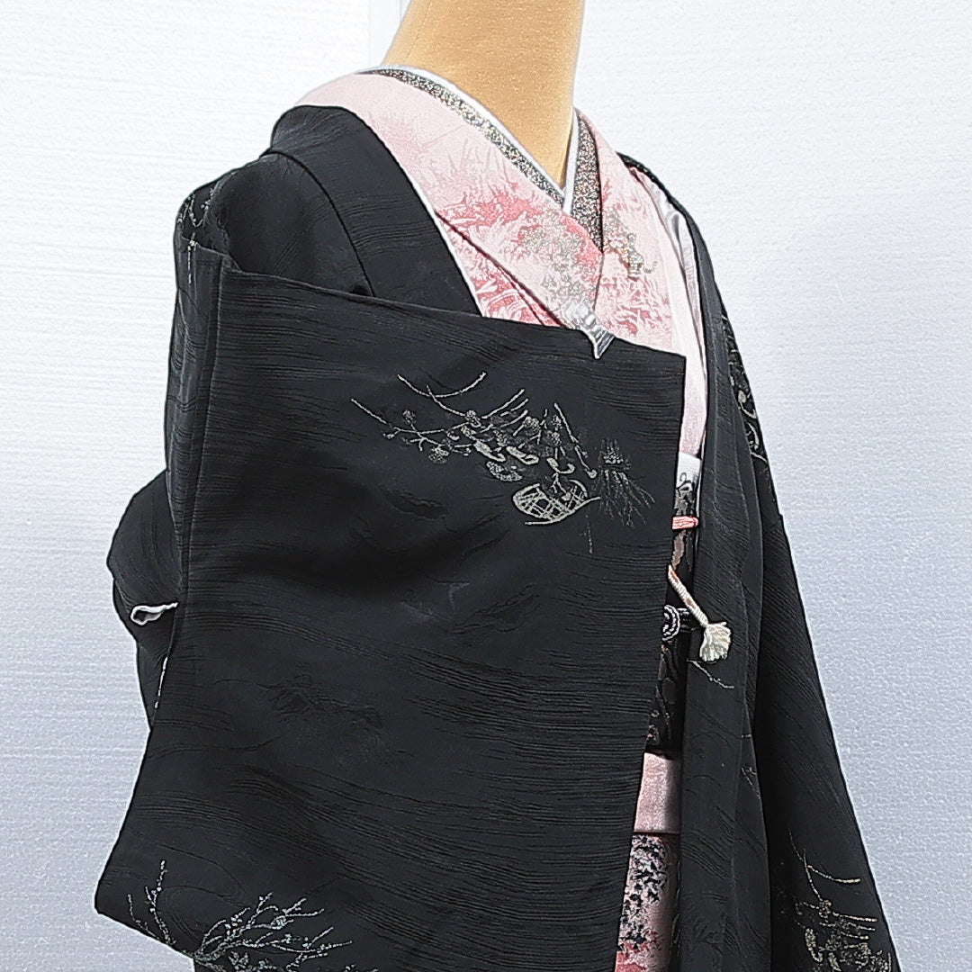 黒羽織 袷 身丈82cm 裄丈64cm 正絹 Aランク 一つ紋 (梅鉢) セミフォーマル Mサイズ 紐あり 風景柄 黒系 RP 1233-16826