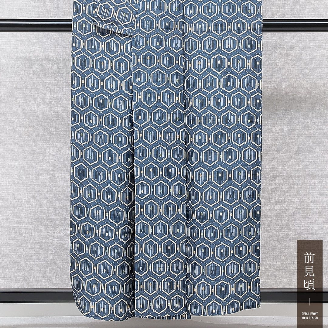 未使用品 紬 単衣 身丈157cm 裄丈62cm 正絹 Nランク カジュアル 広衿 Mサイズ 染め紬 しつけ糸 亀甲 青系 RP 1223-15370