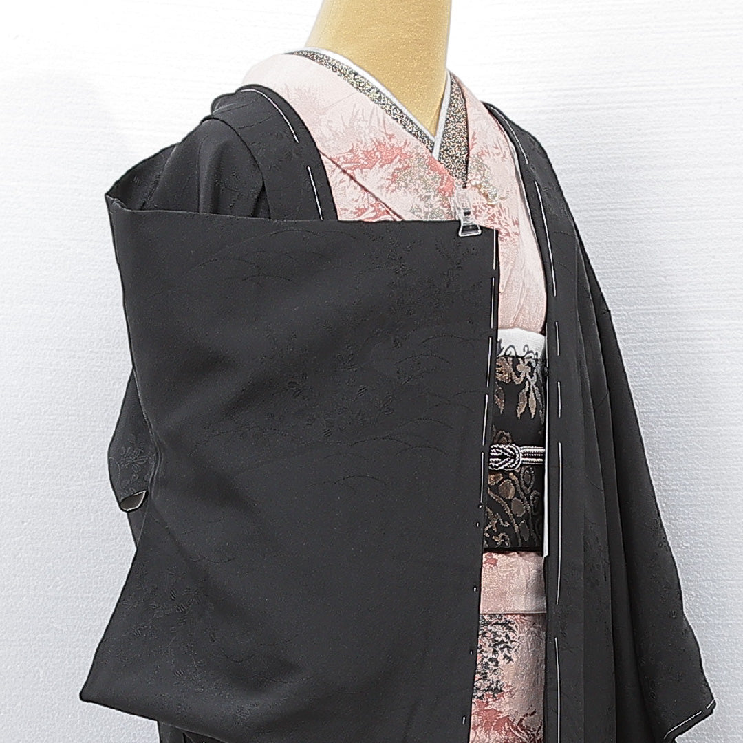 黒羽織 袷 身丈81cm 裄丈64cm 正絹 Sランク 一つ紋 (蔦) 紋意匠 (芝草と萩) セミフォーマル バチ衿 Mサイズ 無地 黒系 RP 1233-15171