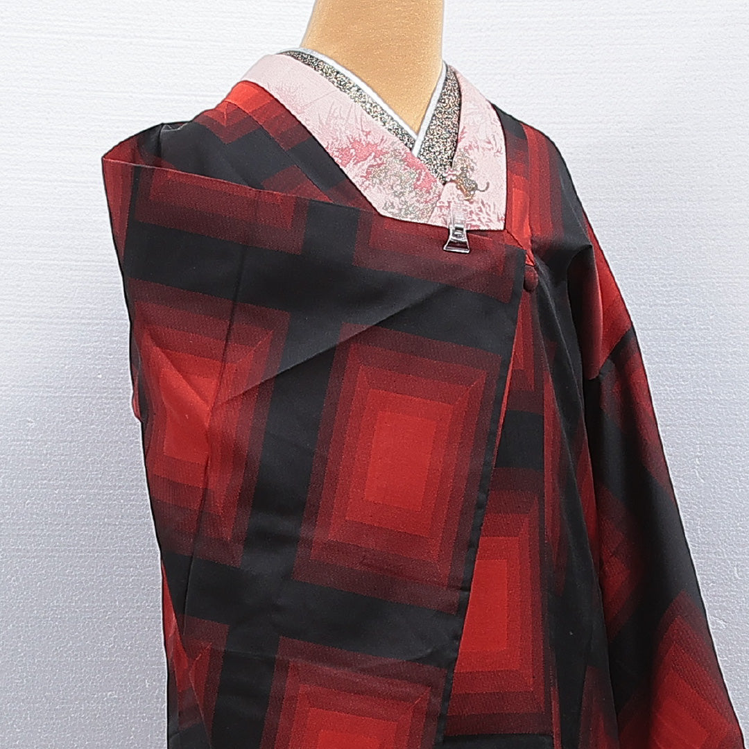 道行コート 洗える着物 単衣 身丈124cm 裄丈63cm ポリエステル Cランク Sサイズ フォーマル ポケットあり 幾何学柄 赤系 黒系 1263-16139
