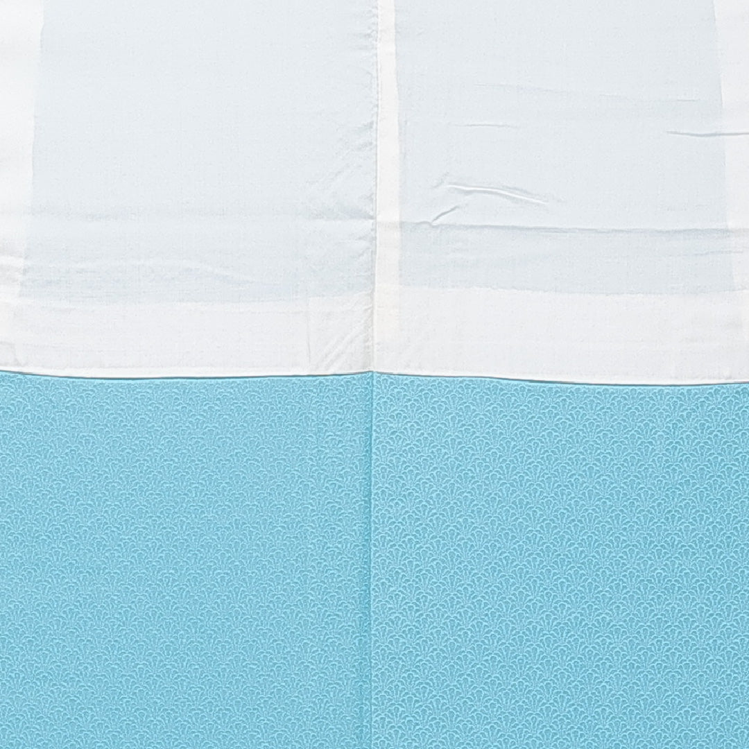 色無地 袷 身丈151cm 裄丈61cm 正絹 Aランク Sサイズ 広衿 一つ紋(五三桐) セミフォーマル 紋意匠 菊 無地 水色系 1214-15900