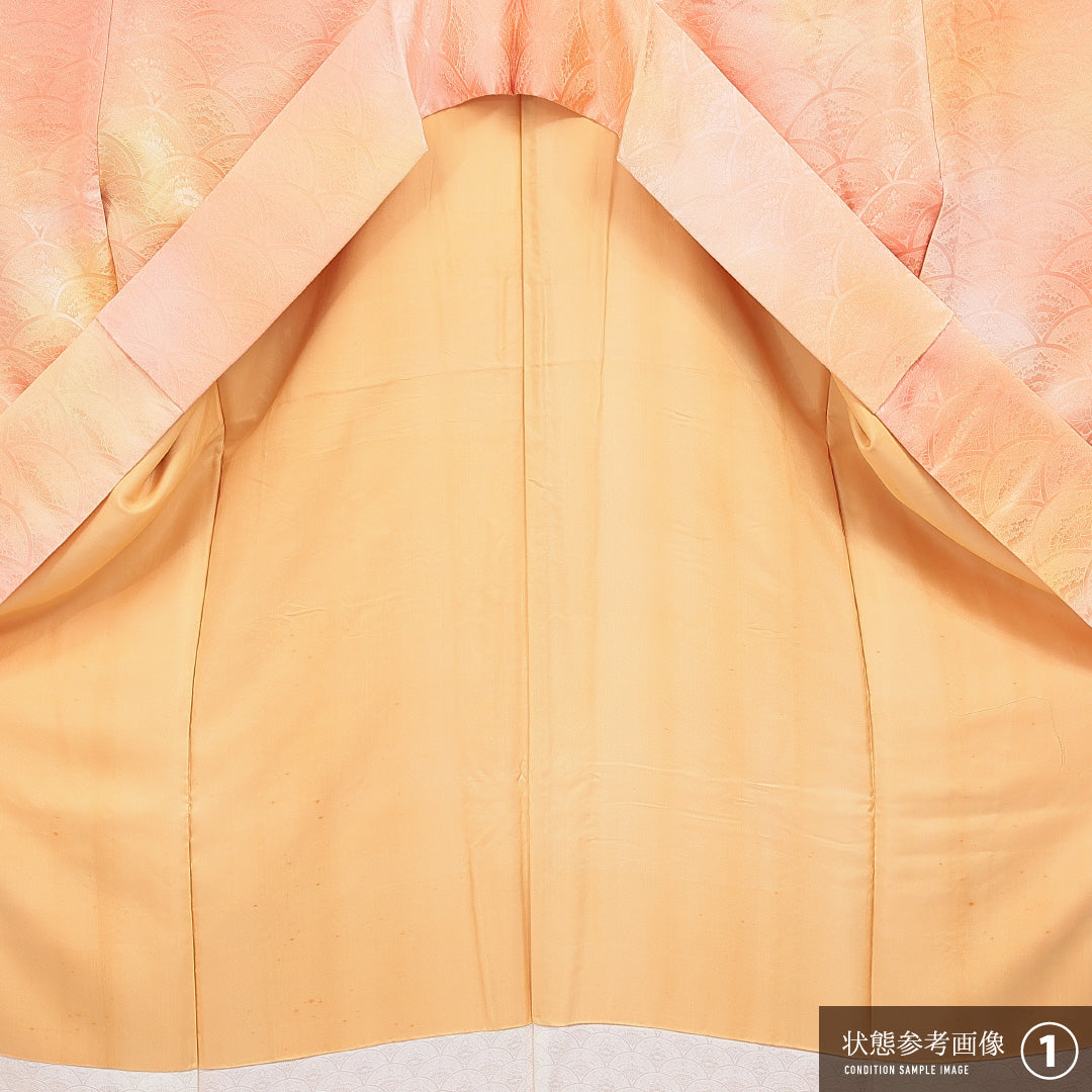 色無地 袷 身丈158cm 裄丈62cm 正絹 Bランク Mサイズ 広衿 一つ紋(五三桐) セミフォーマル 紋意匠 牡丹 ぼかし染 朱系 1214-16658