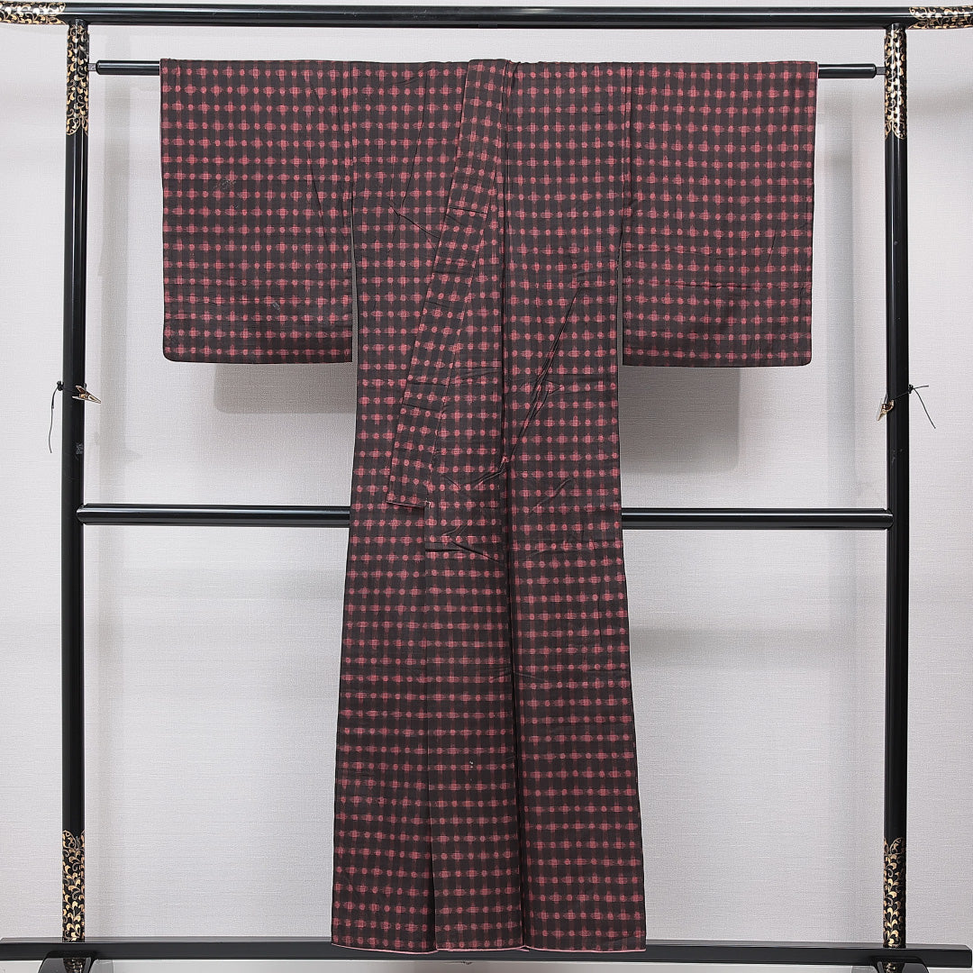 アンティーク 紬 袷 身丈151cm 裄丈62cm 正絹 Cランク Sサイズ バチ衿 格子 黒系 ピンク系 1216-15599