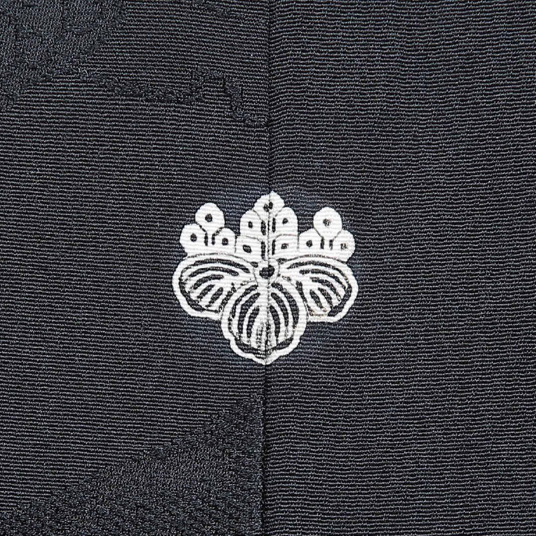 黒羽織 袷 身丈76cm 裄丈64cm 正絹 Sランク Mサイズ 一つ紋(五三桐) セミフォーマル 紋意匠 芝草 黒系 1217-16818