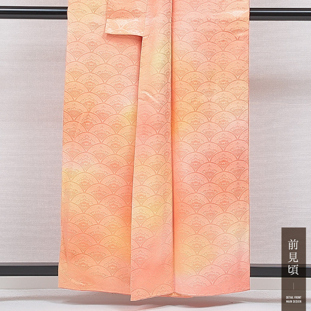 色無地 袷 身丈158cm 裄丈62cm 正絹 Bランク Mサイズ 広衿 一つ紋(五三桐) セミフォーマル 紋意匠 牡丹 ぼかし染 朱系 1214-16658