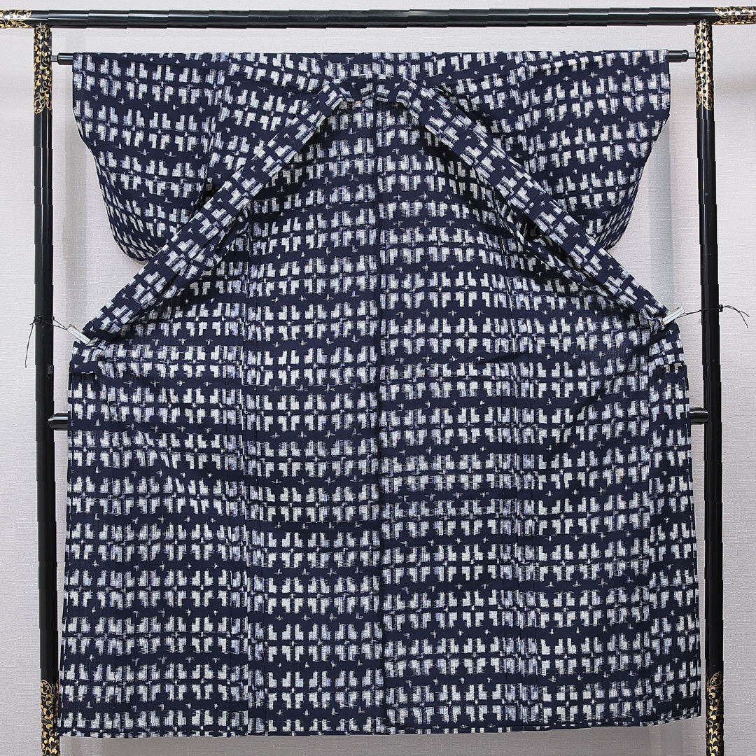 ウールの紬 洗える着物 単衣 身丈154cm 裄丈61cm ウール Cランク Sサイズ バチ衿 カジュアル 絣 創作柄 紺系 1216-15685