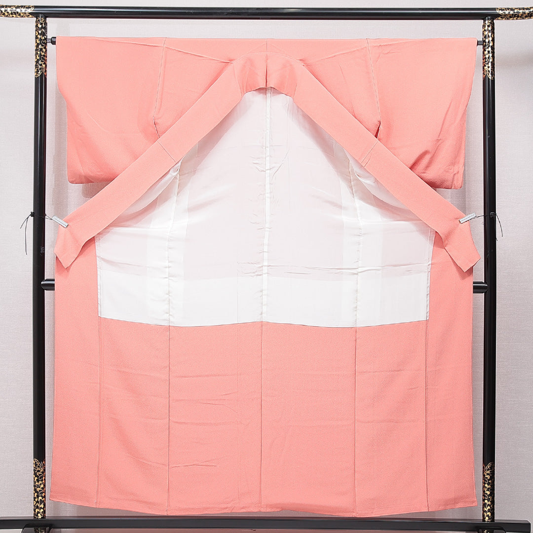 色無地 袷 身丈158cm 裄丈65cm 正絹 Aランク Mサイズ 広衿 一つ紋(剣菱) セミフォーマル 無地 朱系 1214-15652