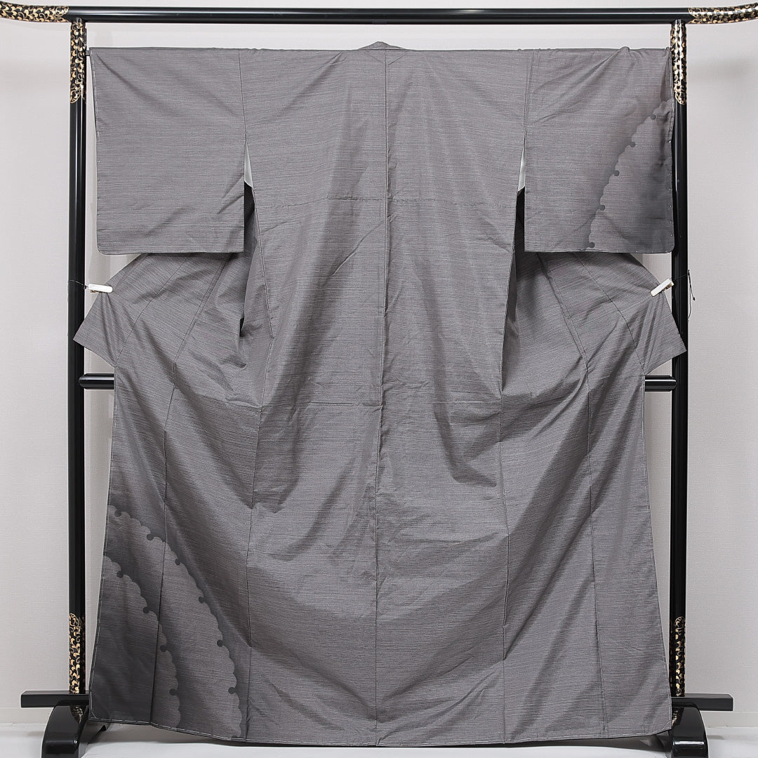 未使用品 大島紬 袷 身丈170cm 裄丈68cm 正絹 Nランク インフォーマル 広衿 2XLサイズ 経緯絣 染め紬 ガード加工 しつけ糸 雪輪 グレー系 PO 1223-15043