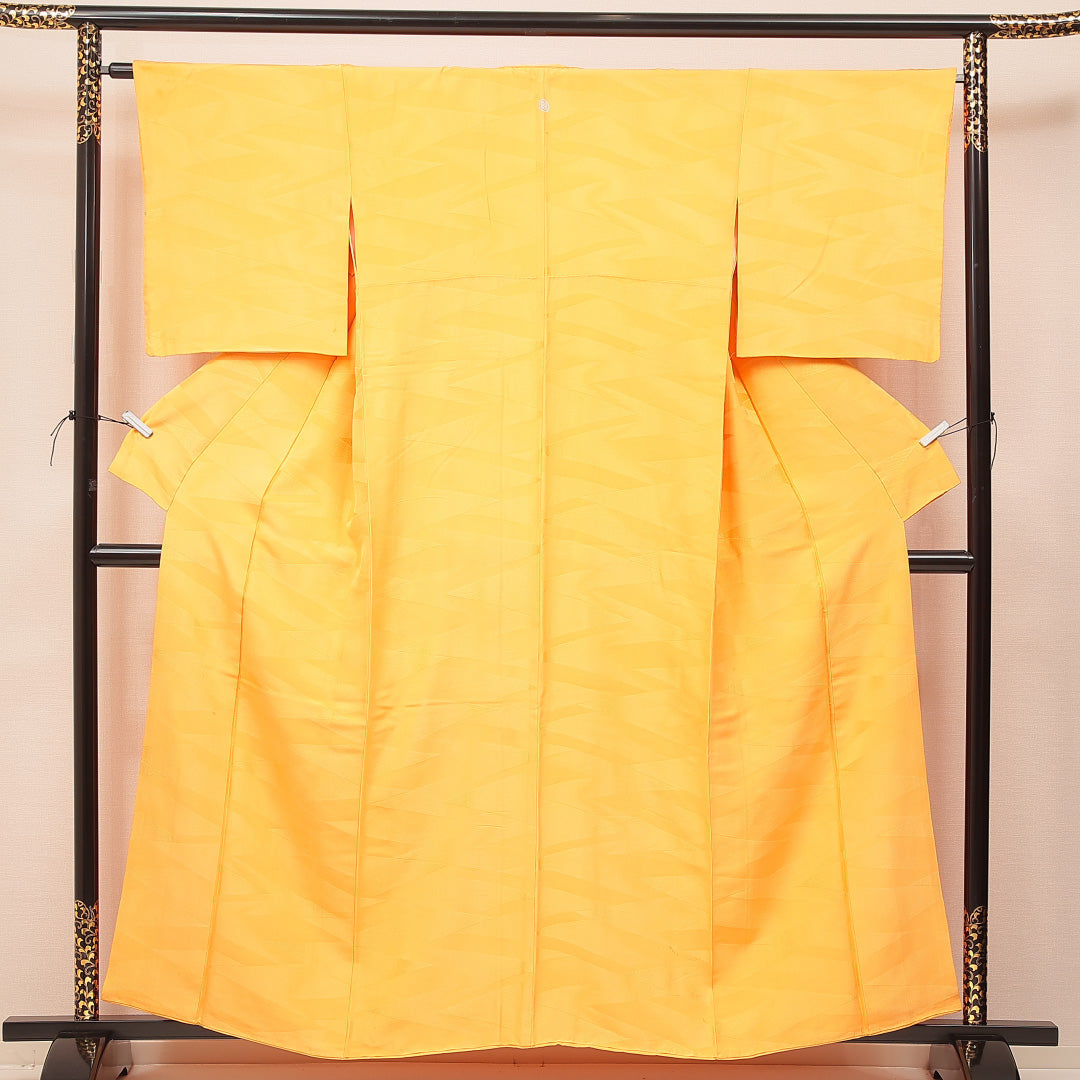 色無地 袷 身丈161cm 裄丈65cm 正絹 Cランク Lサイズ 広衿 一つ紋(丸に違い鷹の羽) セミフォーマル 紋意匠 幾何学文様 織り出し 黄系 1214-16889