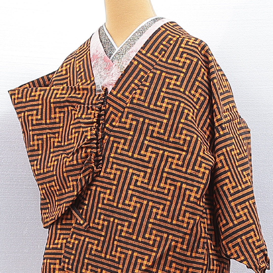 ウールの道中着(紬) 洗える着物 単衣 身丈69cm 裄丈67cm ウール Sランク Mサイズ カジュアル 幾何学柄 朱系 1264-16814