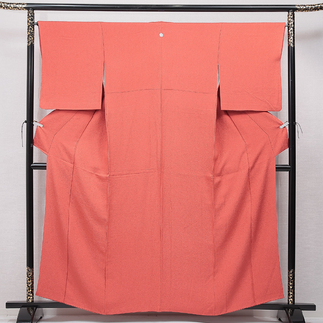 色無地 袷 身丈159cm 裄丈65cm 正絹 Sランク Mサイズ 広衿 一つ紋(丸に桔梗) セミフォーマル 紋意匠 創作柄 織り出し 赤系 朱系 1214-15653