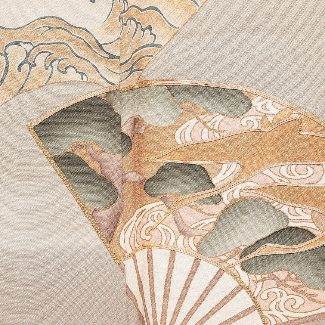 訪問着 袷 身丈155cm 裄丈63cm 正絹 Sランク Mサイズ 広衿 一つ紋(丸に違い鷹の羽) セミフォーマル 扇 椿 金駒刺繍 ベージュ系 1212-16872