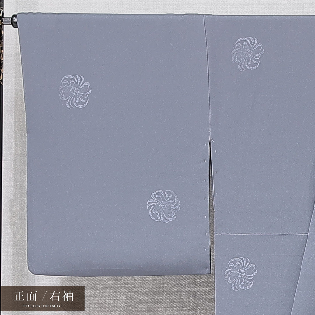 色無地 袷 身丈170cm 裄丈68cm 正絹 Aランク 2XLサイズ 広衿 一つ紋(木瓜に桔梗) セミフォーマル ガード加工 紋意匠 渦菊 無地 グレー系 1214-15116