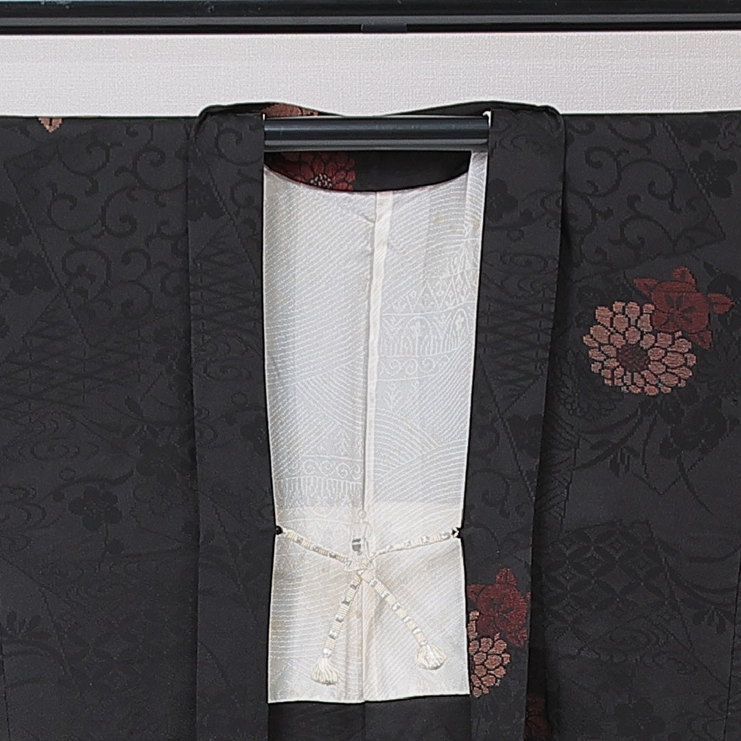 羽織 袷 身丈77cm 裄丈62cm 正絹 Aランク Sサイズ 一つ紋(三つ柏) セミフォーマル 紐あり 牡丹 黒系 1217-15118