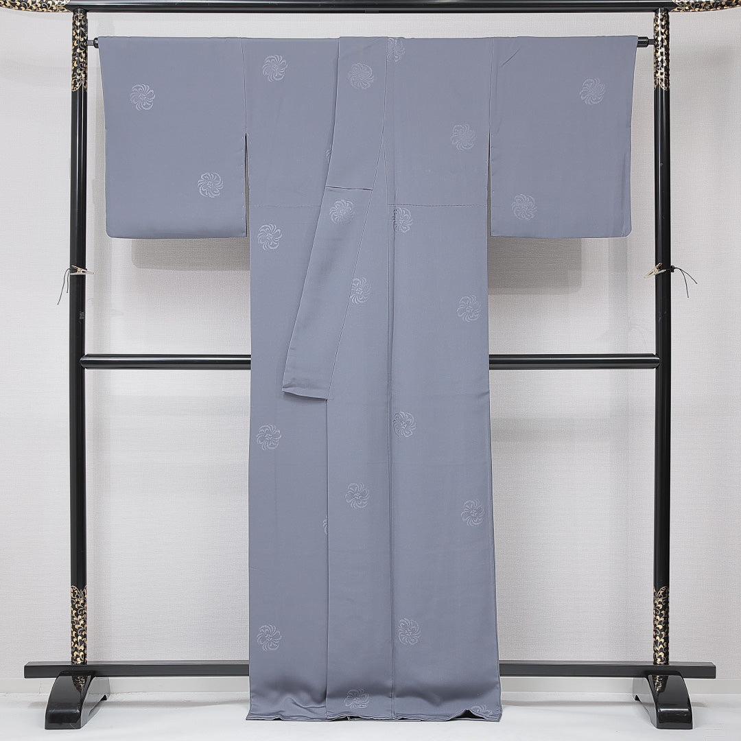 色無地 袷 身丈170cm 裄丈68cm 正絹 Aランク 2XLサイズ 広衿 一つ紋(木瓜に桔梗) セミフォーマル ガード加工 紋意匠 渦菊 無地 グレー系 1214-15116