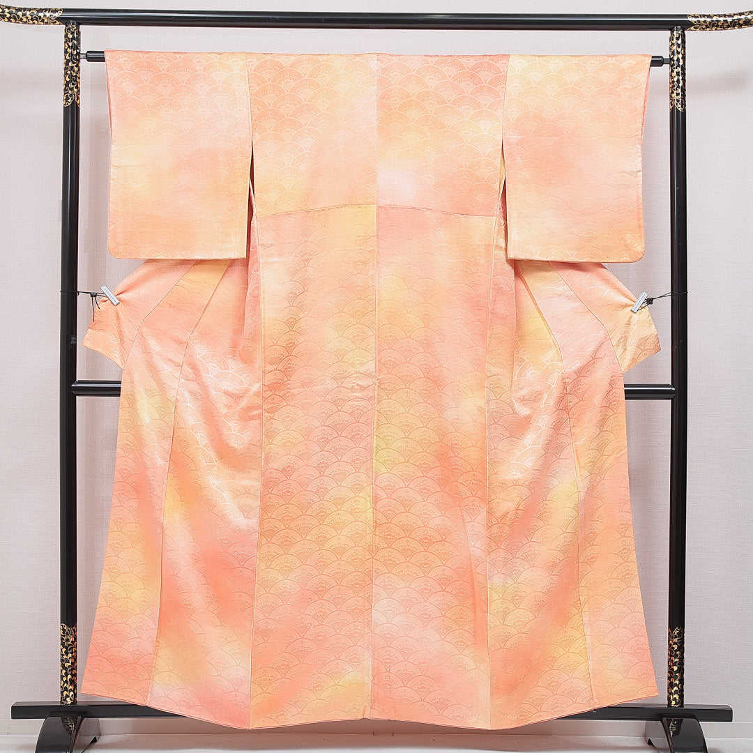 色無地 袷 身丈158cm 裄丈62cm 正絹 Bランク Mサイズ 広衿 一つ紋(五三桐) セミフォーマル 紋意匠 牡丹 ぼかし染 朱系 1214-16658