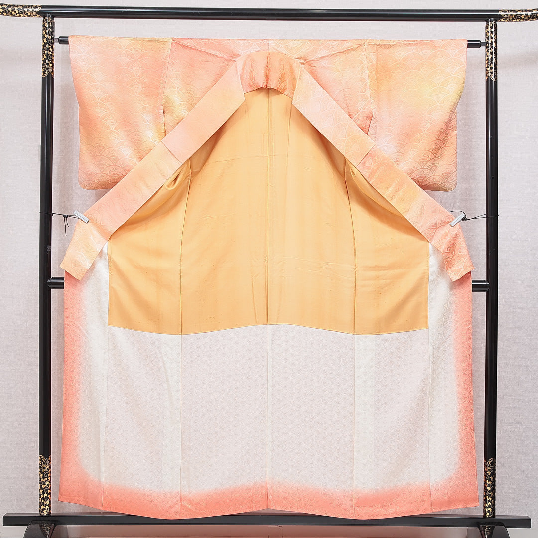 色無地 袷 身丈158cm 裄丈62cm 正絹 Bランク Mサイズ 広衿 一つ紋(五三桐) セミフォーマル 紋意匠 牡丹 ぼかし染 朱系 1214-16658