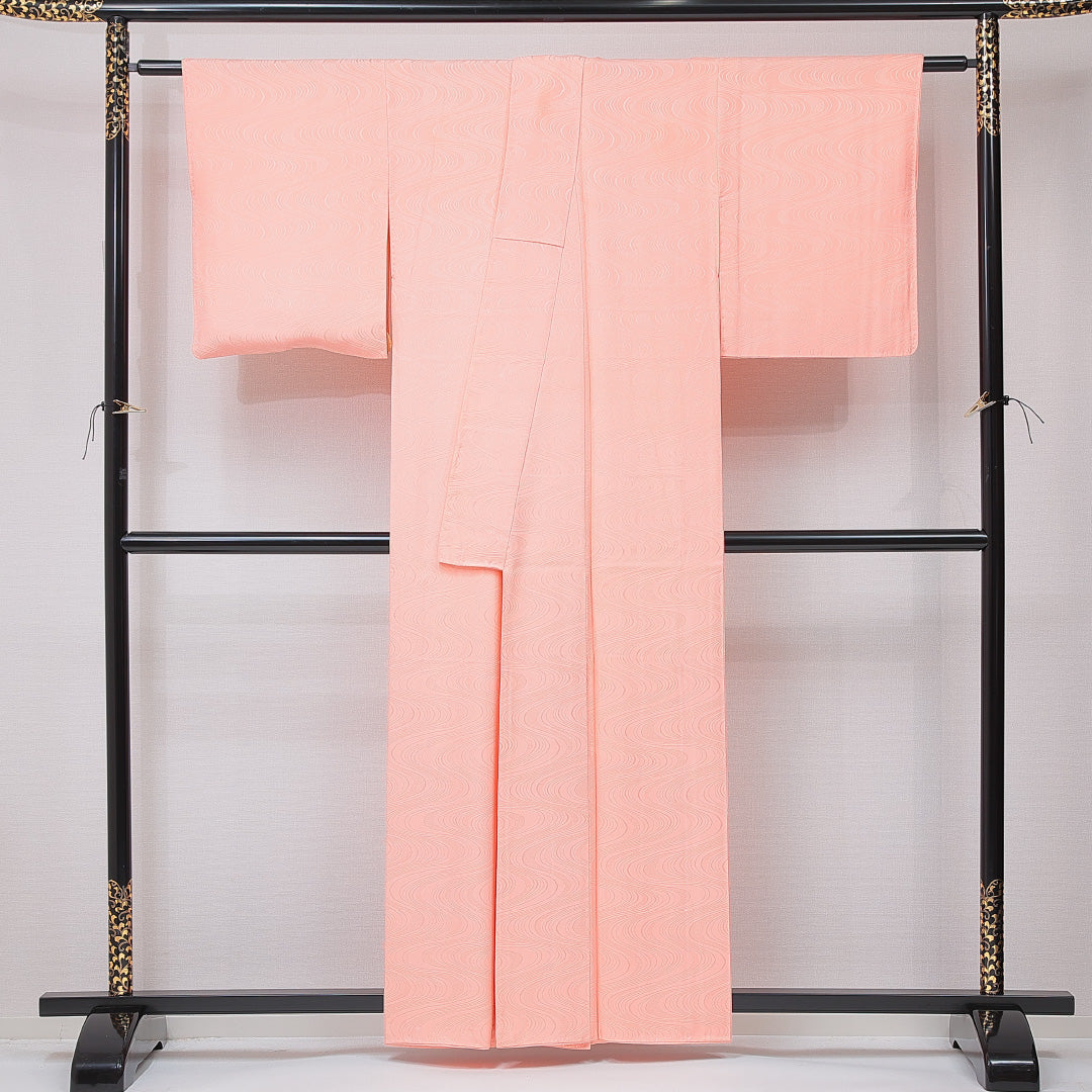 色無地 袷 身丈159cm 裄丈62cm 正絹 Bランク Mサイズ 広衿 インフォーマル 紋意匠 流水 無地 証紙 ピンク系 1214-15117