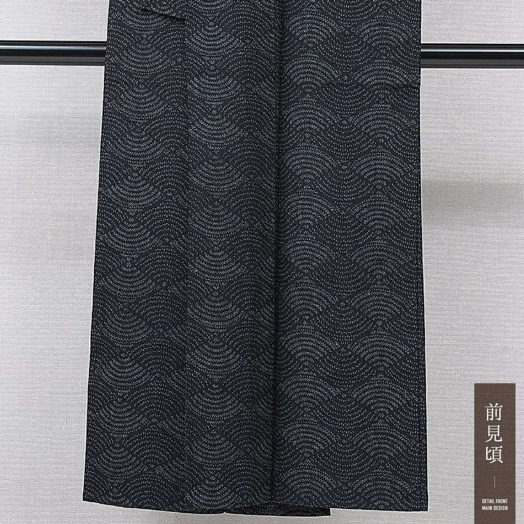 未使用品 紬 単衣 身丈145cm 裄丈61cm 正絹 Sランク XSサイズ バチ衿 カジュアル 居敷当て 肩当て 菱 グレー系 黒系 1216-15664