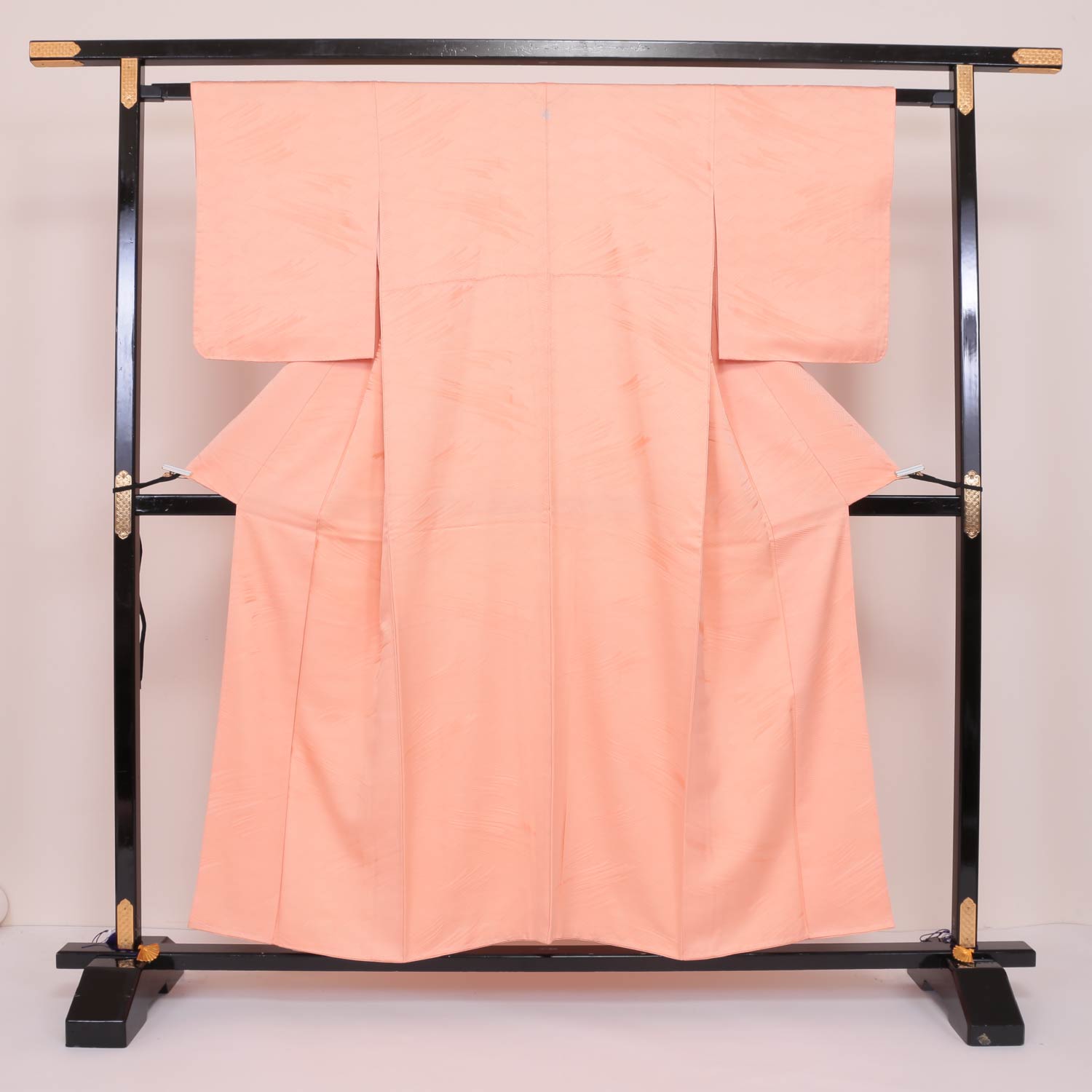 色無地 袷 身丈152cm 裄丈62cm 正絹 Sランク 一つ紋 (三つ橘) 紋意匠 (波) セミフォーマル 広衿 Sサイズ 珊瑚色 ピンク系 RP 1219-04834