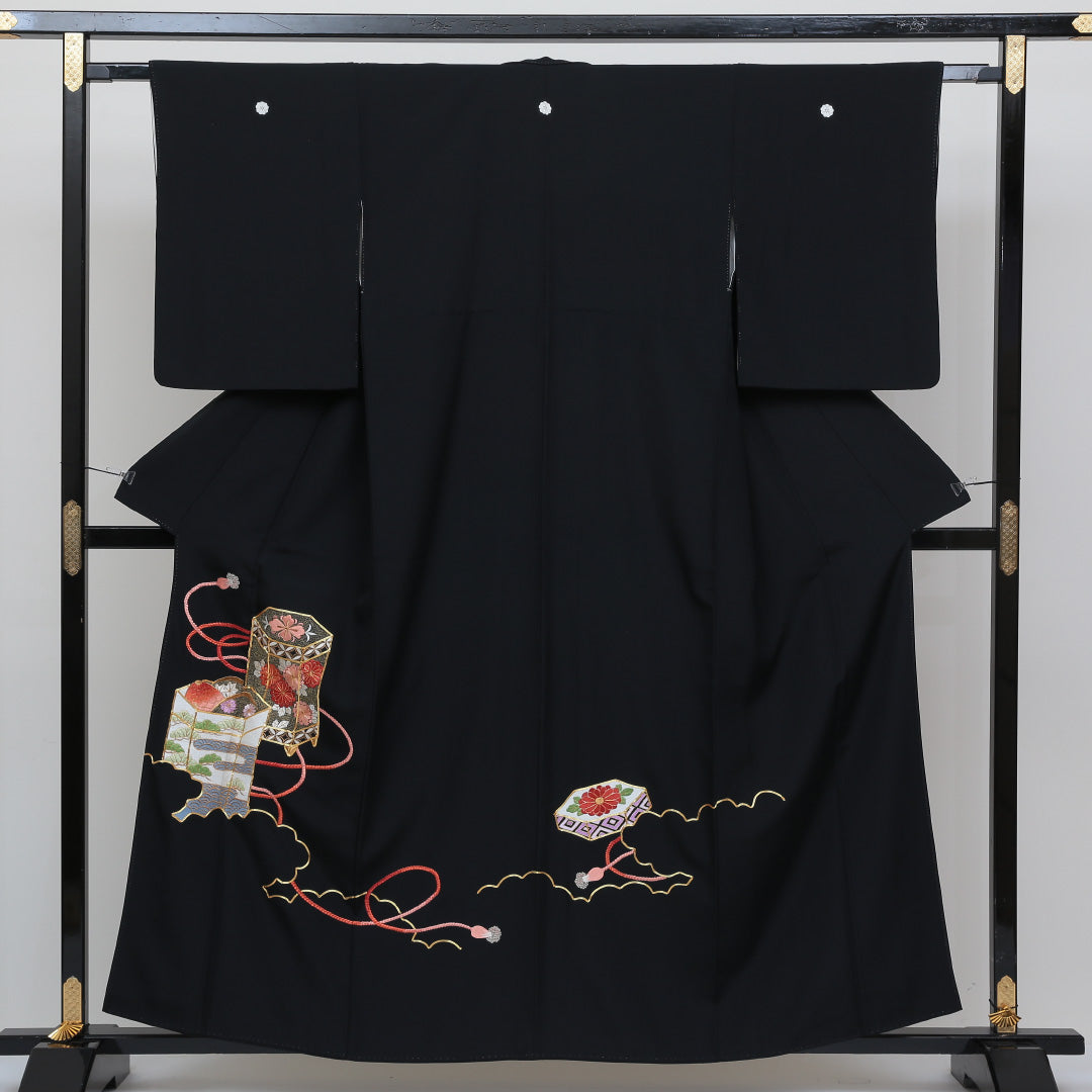 黒留袖 五つ紋 剣片喰 身丈157cm 裄丈62.5cm Sランク 正絹 袷 広衿 M 蘇州刺繍 貝桶 松 フォーマル 黒系 1211-F0144