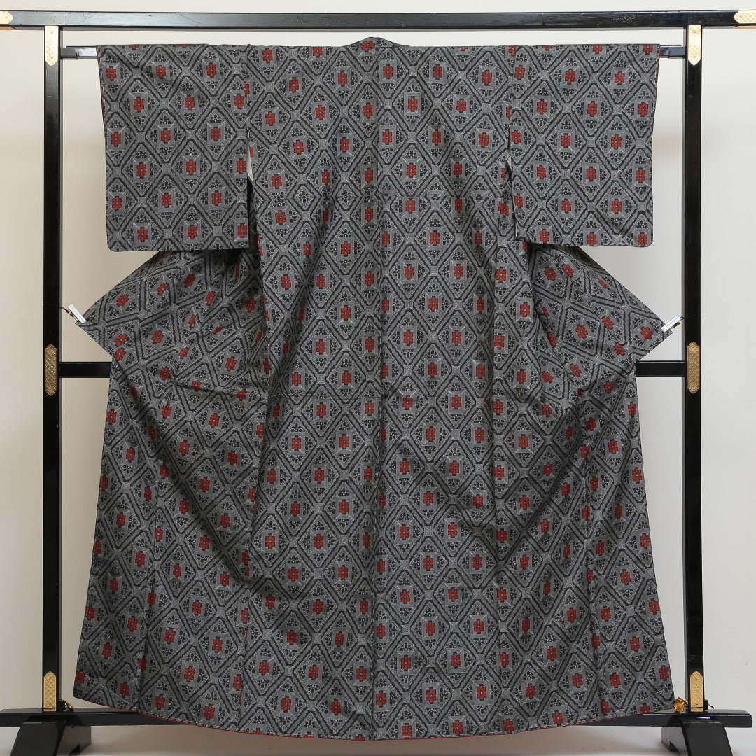 村山大島紬 袷 身丈160cm 裄丈65cm 正絹 Sランク インフォーマル 広衿 Lサイズ 証紙 しつけ糸 蜀江 菱 グレー系 RP 1223-02684