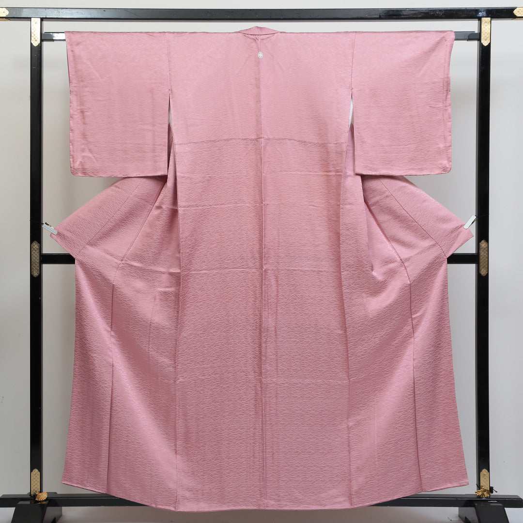 色無地 袷 身丈158cm 裄丈65cm 正絹 Sランク 一つ紋 (丸に釘抜き) 紋意匠 (創作柄) セミフォーマル 広衿 Mサイズ ピンク系 M4 1219-04999