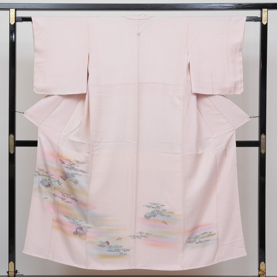 色留袖 (ふくれ織) 一つ紋 丸に違い鷹羽 身丈146cm 裄丈63.5cm Sランク 正絹 袷 広衿 XS 蘇州刺繍 吉祥文様 セミフォーマル ピンク系 1211-F0130