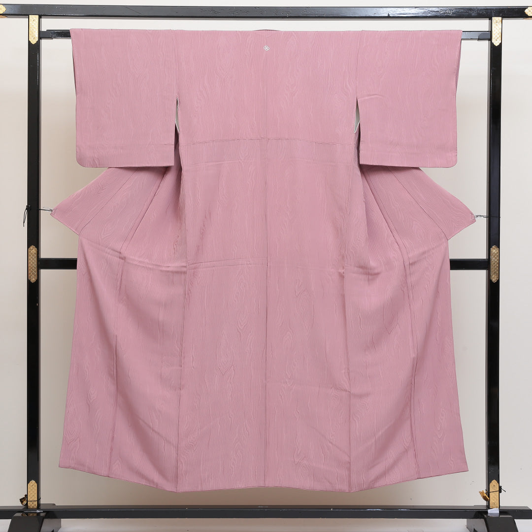 色無地 袷 身丈148cm 裄丈62cm 正絹 Sランク 一つ紋 (花菱) 紋意匠 (木目) セミフォーマル 広衿 XSサイズ ピンク系 M4 1219-04935