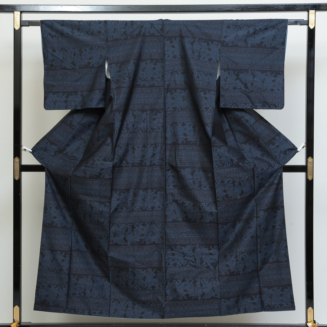 紬(大島紬) 袷 身丈153cm 裄丈64cm 正絹 Sランク Sサイズ 広衿 インフォーマル 緯総絣 コプト柄 紺系 1216-02699