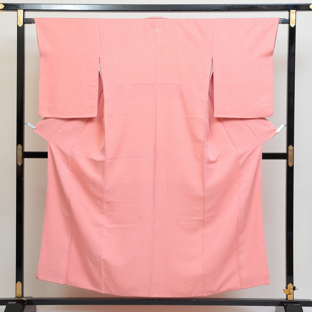 色無地 袷 身丈154cm 裄丈67cm 正絹 Sランク Sサイズ 広衿 一つ紋(丸に二ッ立鼓) セミフォーマル 紋意匠 青海波 ピンク系 1214-04976