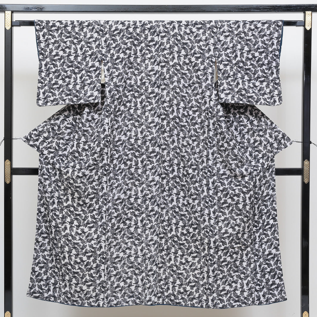 小紋 袷 身丈145cm 裄丈61cm 正絹 Cランク XSサイズ 広衿 インフォーマル ちりめん 獅子 白系 1215-00513