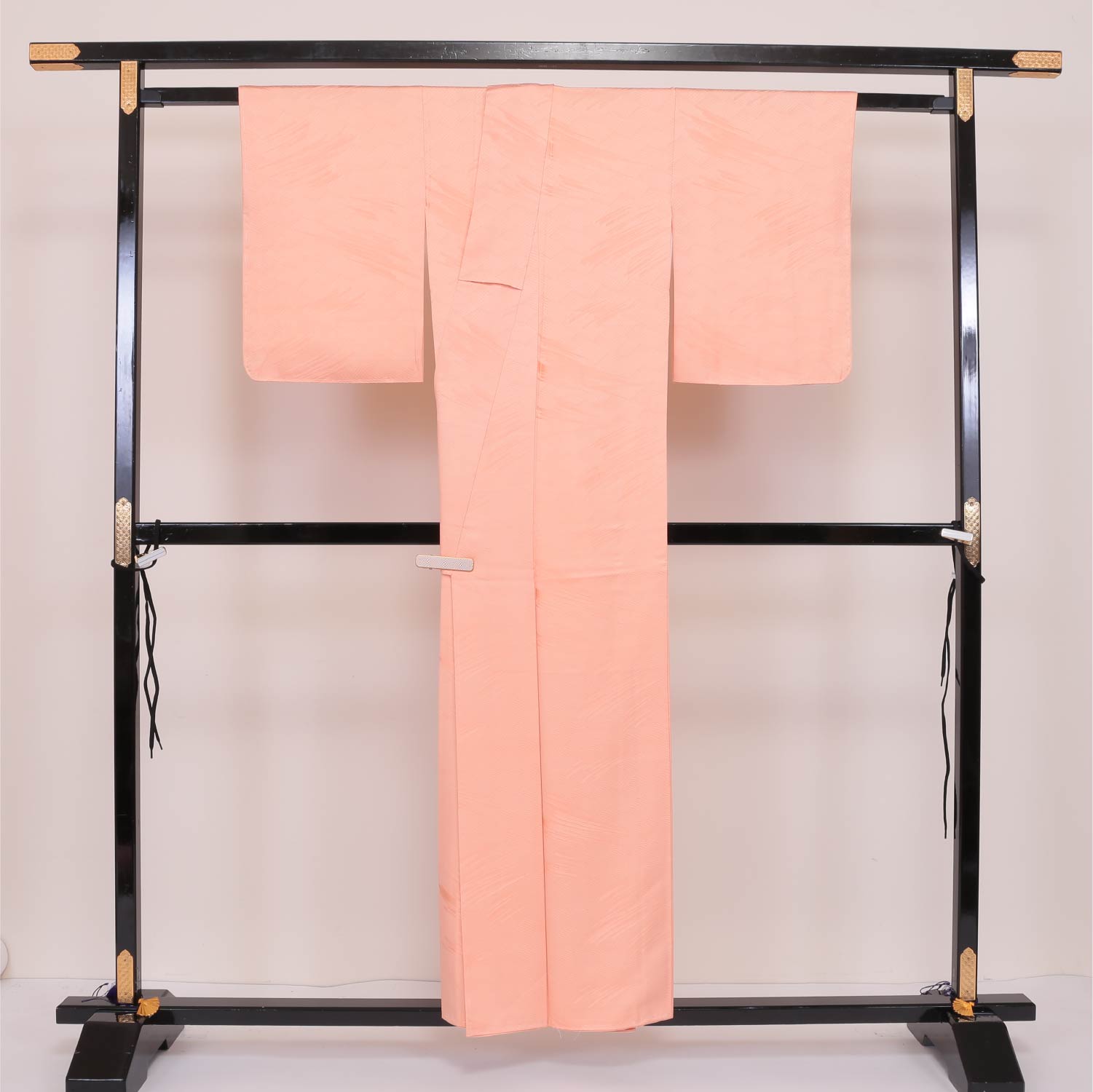 色無地 袷 身丈152cm 裄丈62cm 正絹 Sランク 一つ紋 (三つ橘) 紋意匠 (波) セミフォーマル 広衿 Sサイズ 珊瑚色 ピンク系 RP 1219-04834