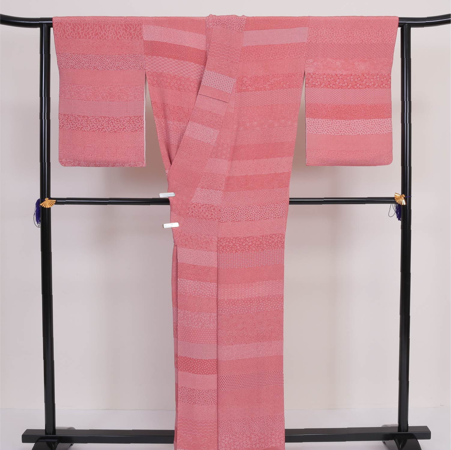 江戸小紋 (寄せ柄) 袷 身丈157cm 裄丈64cm 正絹 Sランク 一つ紋 (五三桐) セミフォーマル 広衿 Mサイズ 赤系 RP 1220-00013