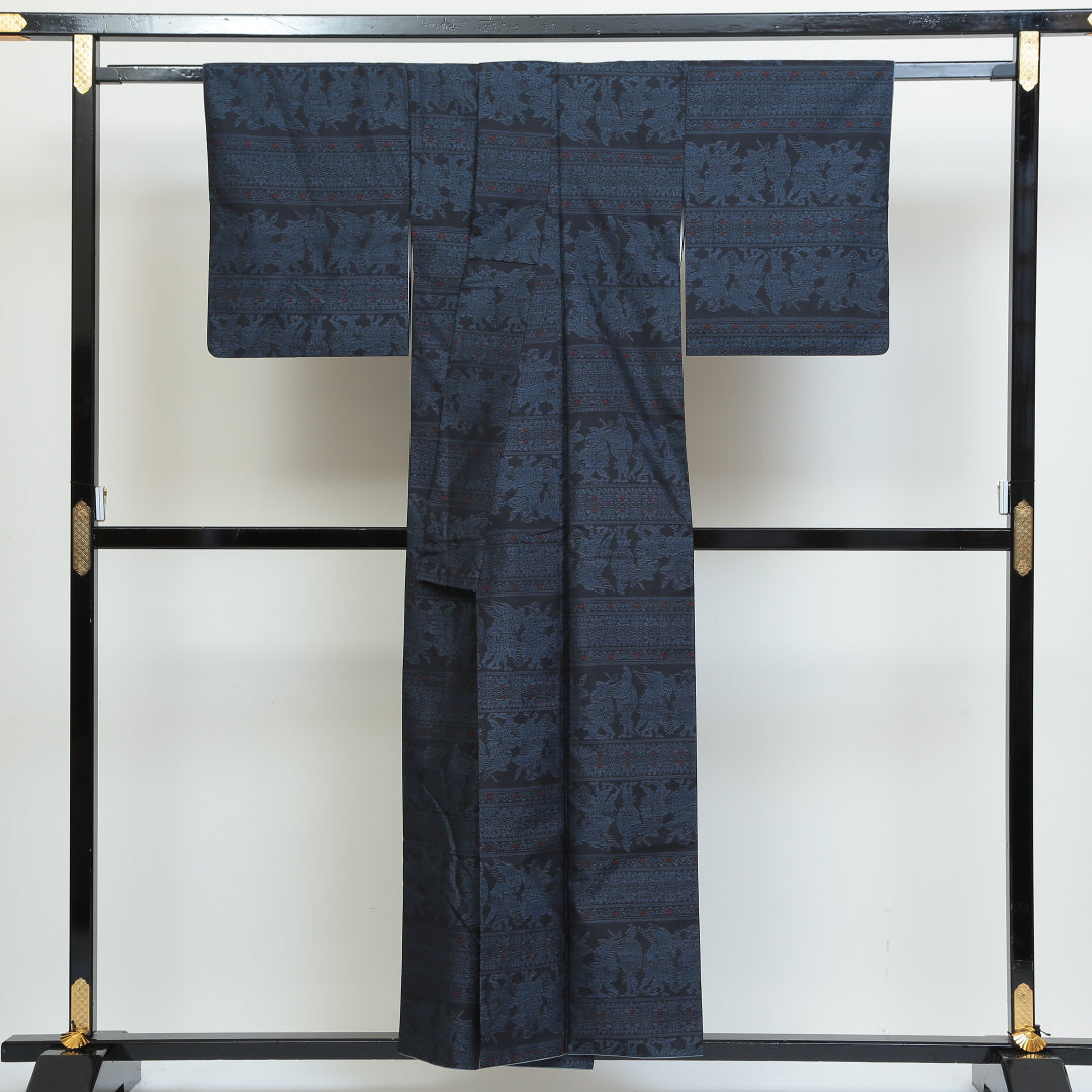 紬(大島紬) 袷 身丈153cm 裄丈64cm 正絹 Sランク Sサイズ 広衿 インフォーマル 緯総絣 コプト柄 紺系 1216-02699