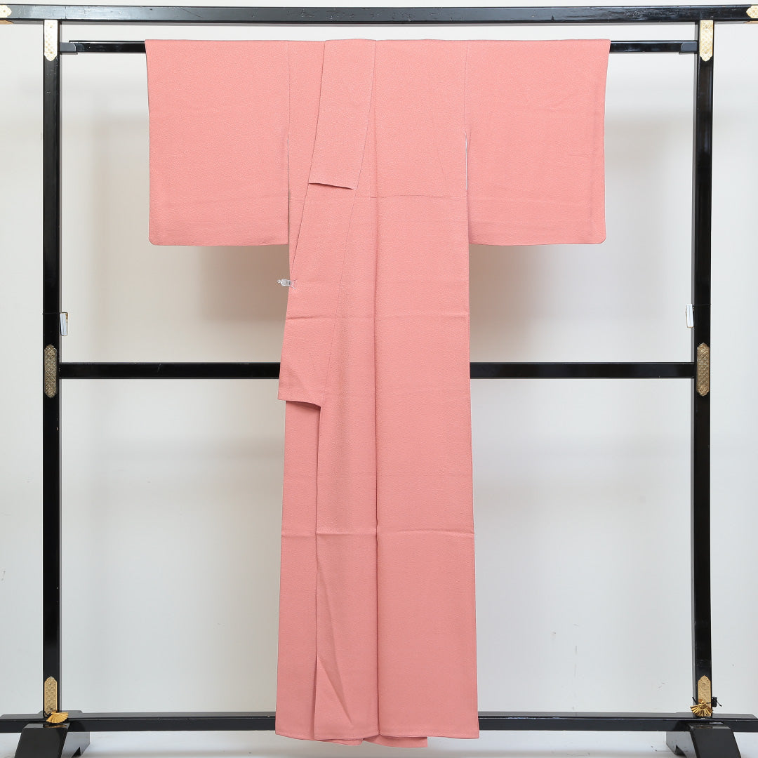 色無地 袷 身丈155cm 裄丈62cm 正絹 Sランク 一つ紋 (丸に大の字) セミフォーマル 広衿 Mサイズ ふくれ織 作家物 落款 ピンク系 M4 1219-04995