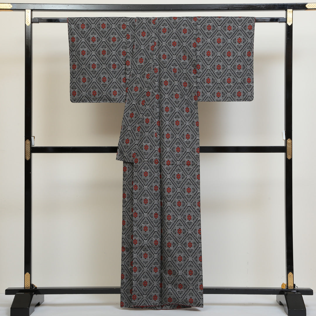 村山大島紬 袷 身丈160cm 裄丈65cm 正絹 Sランク インフォーマル 広衿 Lサイズ 証紙 しつけ糸 蜀江 菱 グレー系 RP 1223-02684