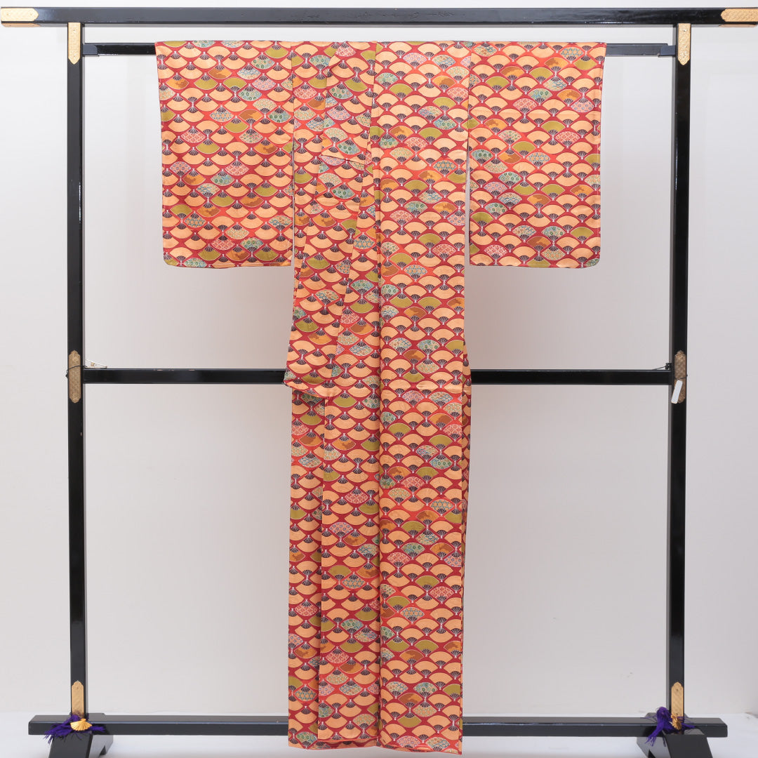 洗える着物 小紋 袷 身丈157cm 裄丈65cm ポリエステル Sランク 紋意匠 (吉祥文様) インフォーマル 広衿 Mサイズ しつけ糸 扇 赤系 RP 1221-00158