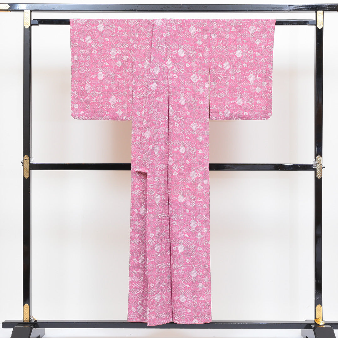 小紋 袷 身丈150cm 裄丈63cm 正絹 Aランク インフォーマル バチ衿 Sサイズ 吉祥文様 ピンク系 HP 1221-00472