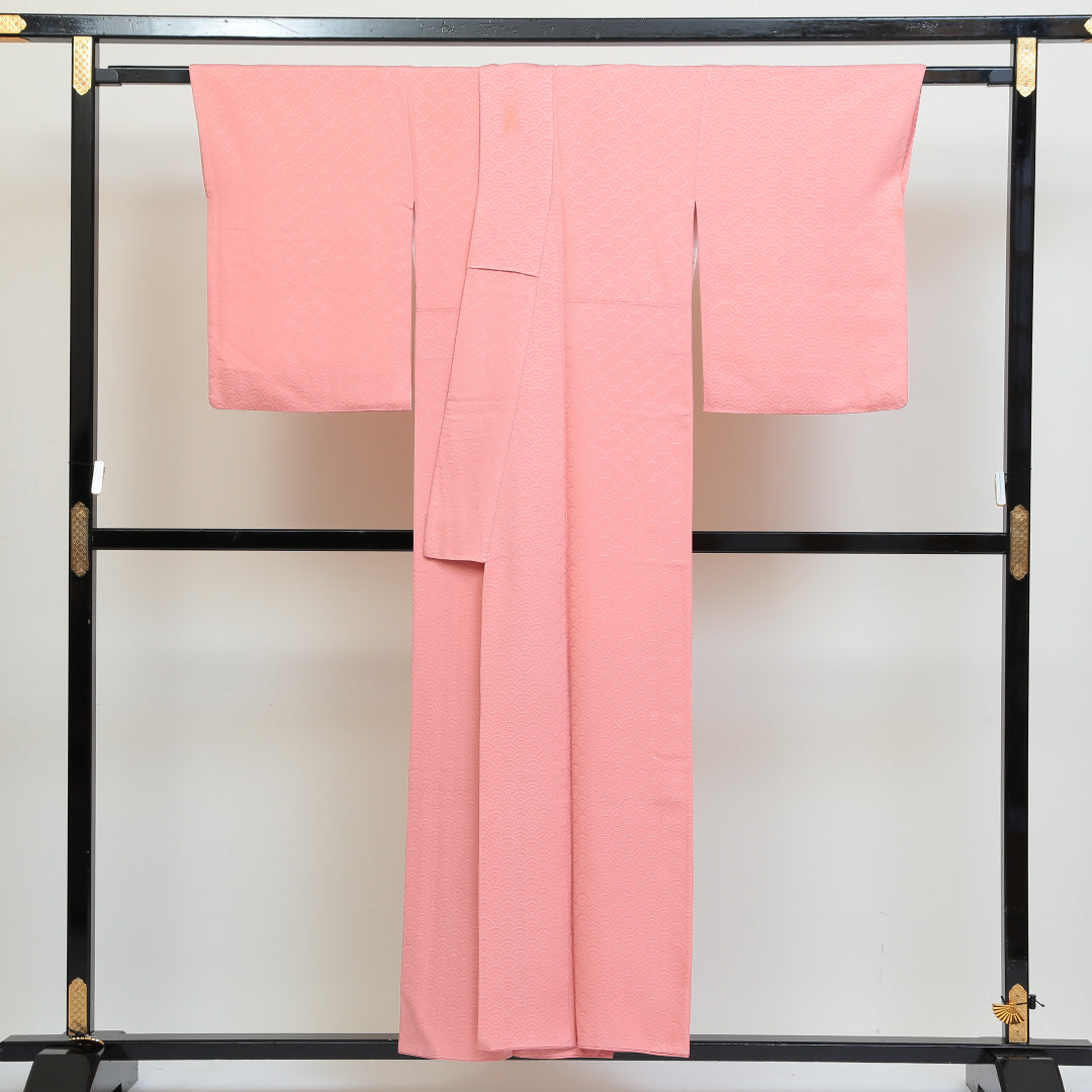 色無地 袷 身丈154cm 裄丈67cm 正絹 Sランク Sサイズ 広衿 一つ紋(丸に二ッ立鼓) セミフォーマル 紋意匠 青海波 ピンク系 1214-04976