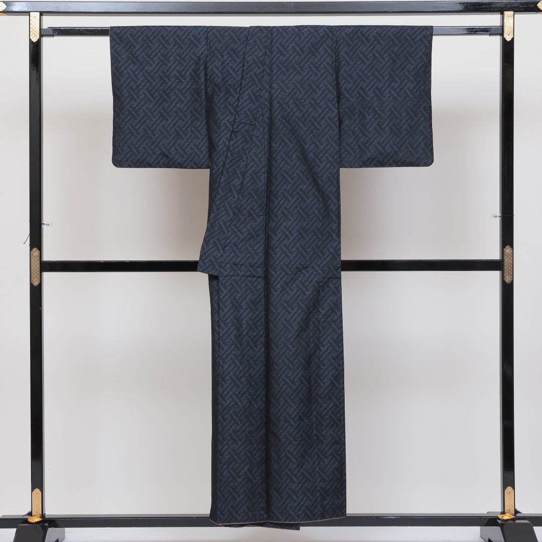 大島紬 袷 身丈152cm 裄丈61cm 正絹 Aランク インフォーマル バチ衿 Sサイズ 紗綾型 紺系 RP 1223-02536