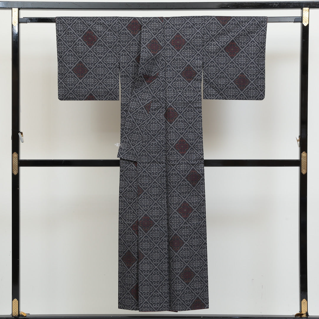 大島紬 袷 身丈149cm 裄丈62cm 正絹 Aランク インフォーマル 広衿 XSサイズ 菊菱 黒系 RP 1223-02768