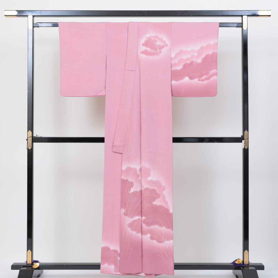 訪問着 袷 身丈157cm 裄丈65cm 正絹 Aランク 紋意匠 (吉祥文様) セミフォーマル バチ衿 Mサイズ 雲取り すすき ピンク系 RP 1217-04046