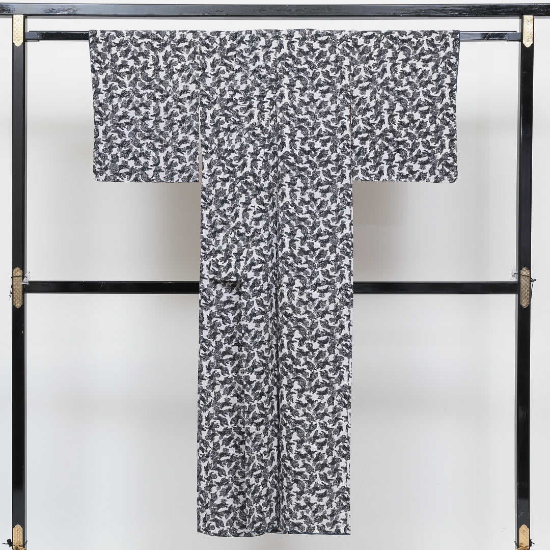 小紋 袷 身丈145cm 裄丈61cm 正絹 Cランク XSサイズ 広衿 インフォーマル ちりめん 獅子 白系 1215-00513